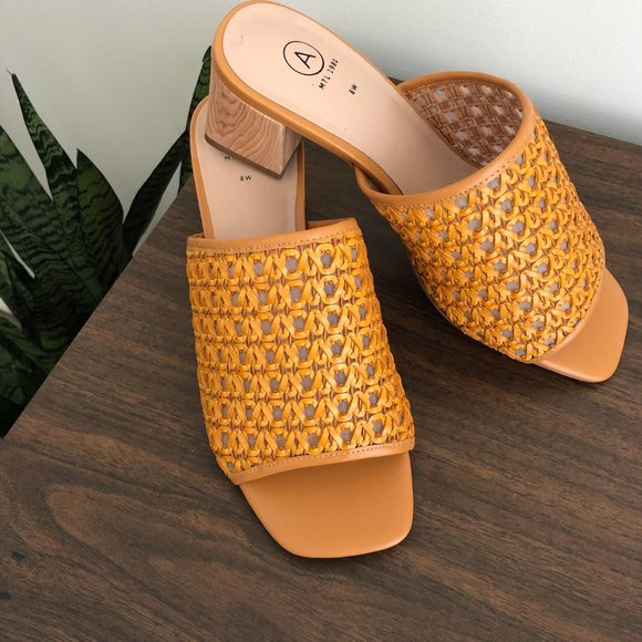 NEVER WORN Wide Woven Raffia Sandal - 8W - Picture 1 of 3